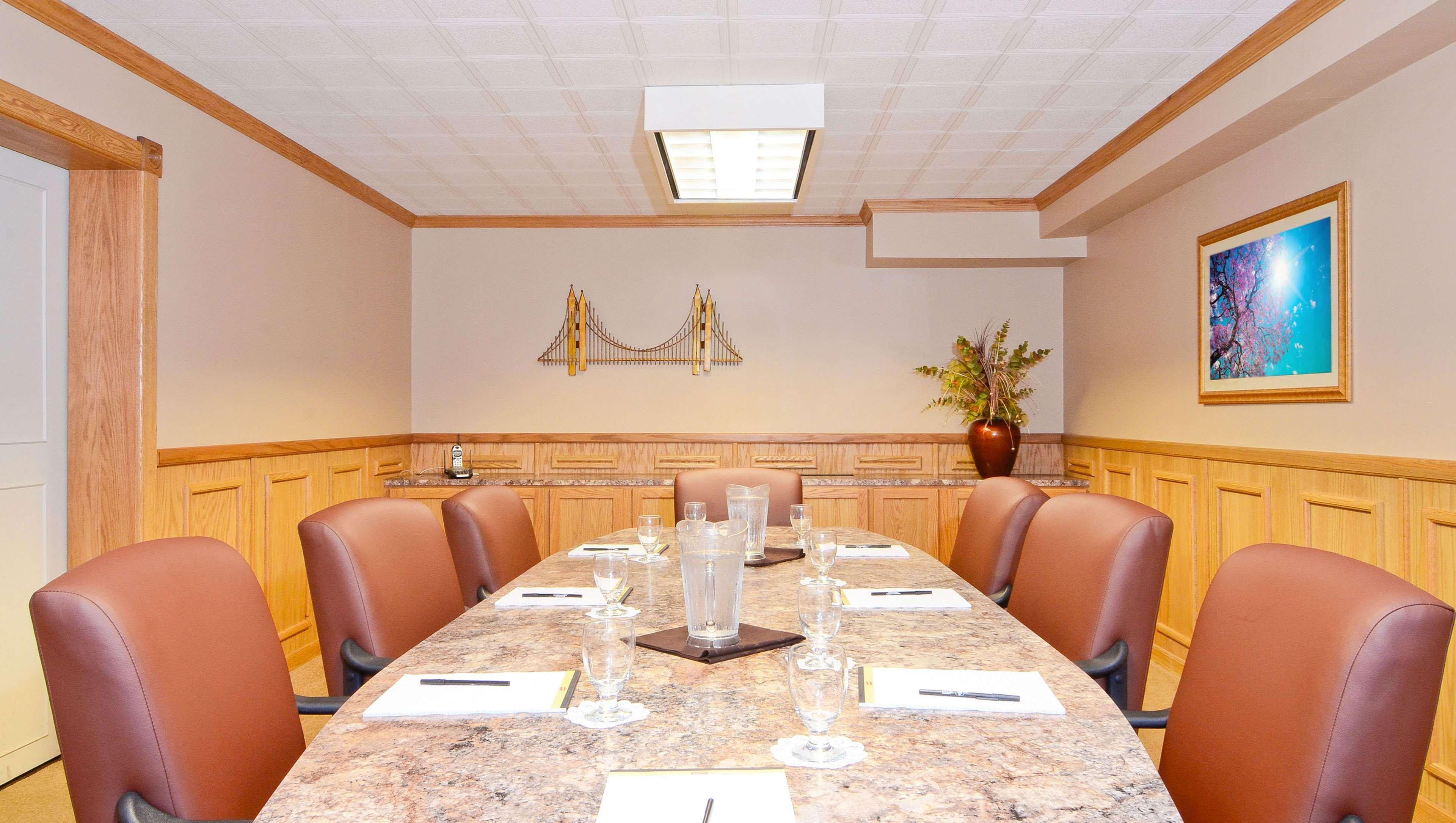 Magnuson Grand Pioneer Inn And Suites Escanaba Bisnis foto