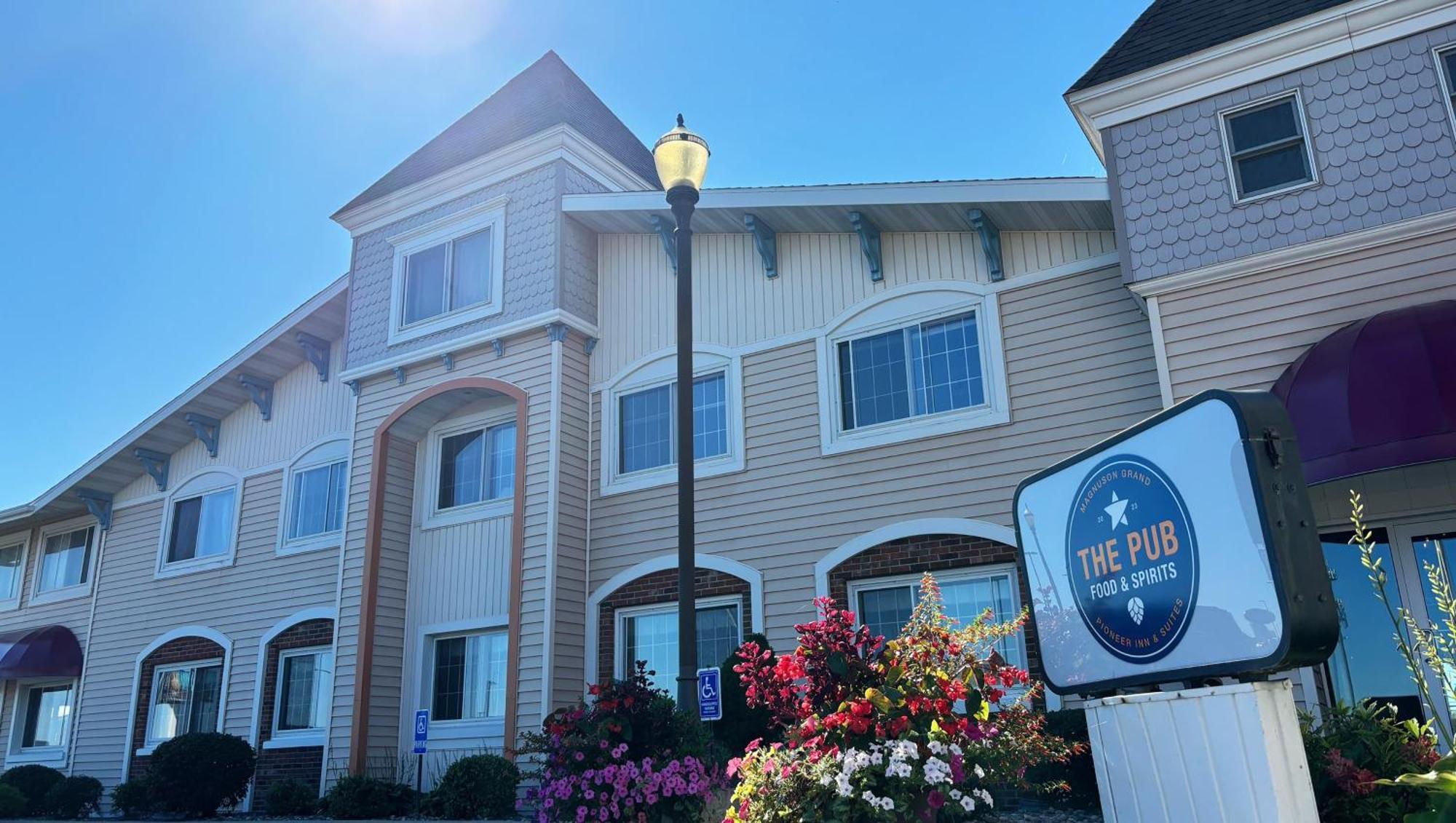 Magnuson Grand Pioneer Inn And Suites Escanaba Bagian luar foto