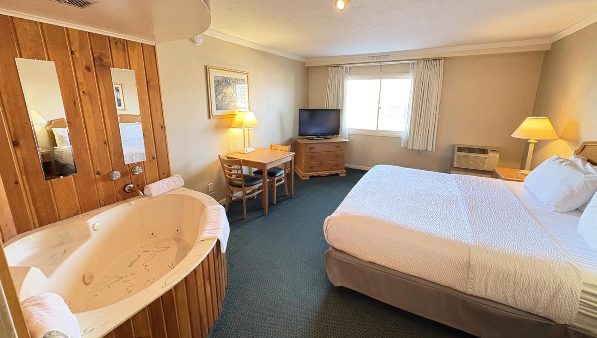 Magnuson Grand Pioneer Inn And Suites Escanaba Bagian luar foto