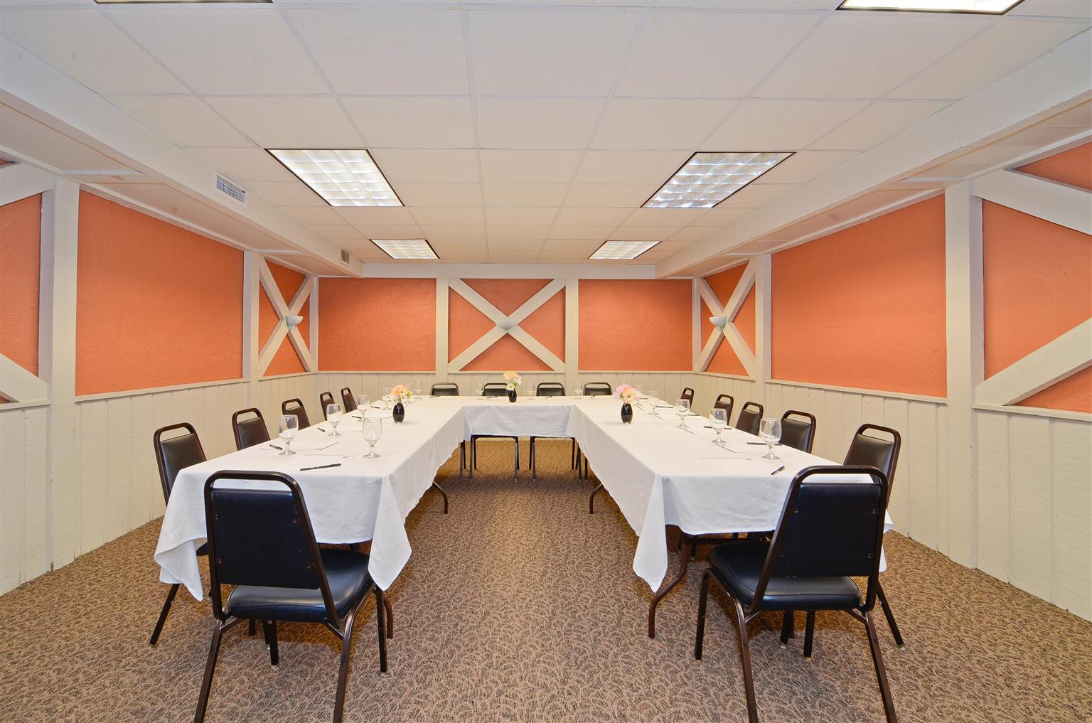 Magnuson Grand Pioneer Inn And Suites Escanaba Bisnis foto
